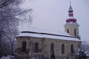 Pohled na kostel ze hřbitova. (© Michal Šebera, 01/2009)