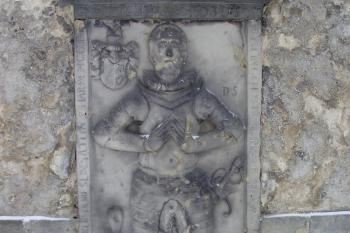 Náhrobník majitele dolní volfartické tvrze Jiřího Lutice (+ 1603) (© Michal Šebera, 01/2009)