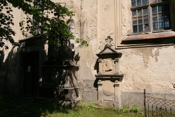 Náhrobky v jižní stěně ( © Ivan Grisa 05/2009)