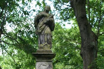 Socha sv. Jana Nepomuckého z roku 1726 u cesty ke kostelu ( © Ivan Grisa 05/2009)