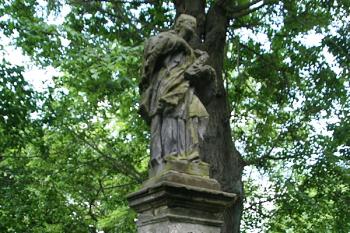 Socha sv. Jana Nepomuckého z roku 1726 u cesty ke kostelu ( © Ivan Grisa 05/2009)