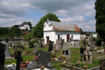 Západní část hřbitova, vpravo pomník lesníka Webera, vlevo v pozadí horní tvrz ( © Ivan Grisa 05/2009)