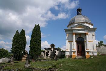 Hrobka rodiny Hellmichovy v severní části hřbitova ( © Ivan Grisa 05/2009)