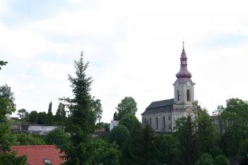 Kostel od horní tvrze ( © Ivan Grisa 05/2009)