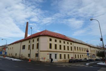 pivovar od jihozápadu z křižovatky Čs. legií a Dukelských hrdinů ( © Milan Caha 02/2009)