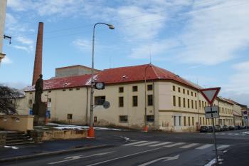 pivovar od jihozápadu z křižovatky Čs. legií a Dukelských hrdinů ( © Milan Caha 02/2009)