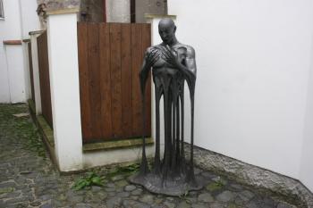 Socha Golema na západním dvorku ( © Ivan Grisa 09/2010)