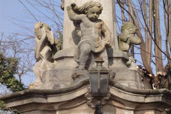 barokní sloup sv. Jana Nepomuckého - detail (© Zbyšek Suchý, 04/2011)
