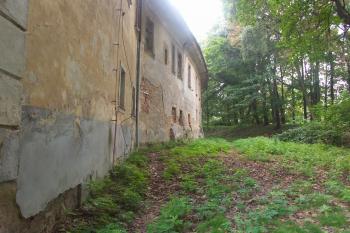jihozápadní nároží - nejstarší část budovy ( © Milan Caha 08/2008)