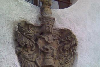 Erb nad vchodem ( © Jiří Čížek 03/2009)