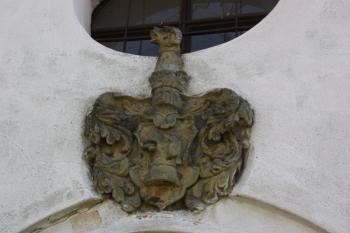 Erb Věžníků z Věžník nad západním portálem ( © Ivan Grisa 04/2010)