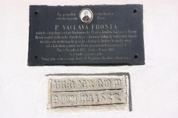 Deska na paměť patera Václava Frosta (nahoře) a Mistra Jana Husa z roku 1522 (dole) na jižní stěně lodi ( © Ivan Grisa 04/2010)