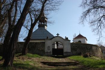 Kostel a zvonice od západu ( © Ivan Grisa 04/2010)