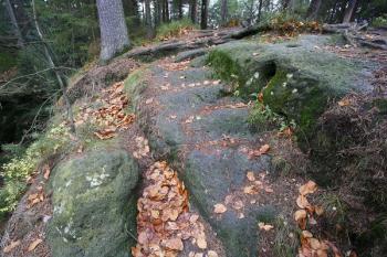 Zbytky schodiště do jádra ( © Filip Matoušek 11/2006)