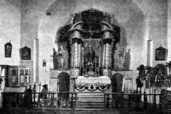interiér kostela na počátku 20. století (© Antonín Podlaha: Posvátná místa království Českého; Díl 3., Vikariáty: Kralovický, Vlašimský a Zbraslavský, Dědictví sv. Jana Nepomuckého, Praha 1909)