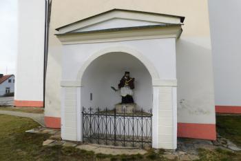 kaplička na jižní straně kostela ( © Milan Caha 03/2020)