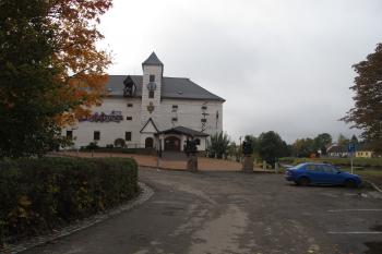 příjezd k tvrzi od severu (© D Dohňanský, 10/2016)