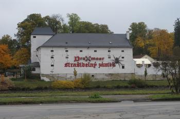 západní křídlo tvrze (© D Dohňanský, 10/2016)