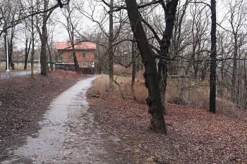 Strážní domek a východní (spodní) portál tunelu (© Ivan Grisa, 03/2009)