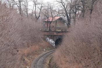 Západní (horní) portál tunelu a strážní domek z Korunovační ulice (© Ivan Grisa, 03/2009)