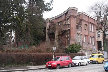 Hlavní průčelí z Badeniho ulice (© Ivan Grisa, 03/2009)