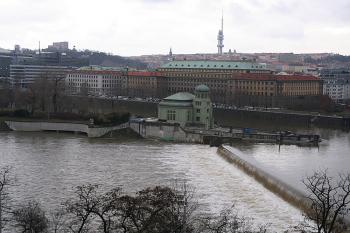 Elektrárna se severní částí Helmovského jezu (© Ivan Grisa, 03/2009)
