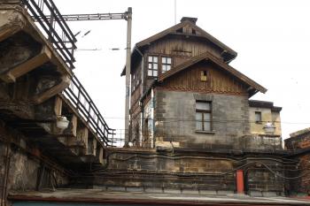 strážní domek v místě, kde se připojuje karlínský spojovací viadukt ( © Milan Caha 03/2009)