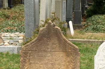 náhrobky barokního typu, přenesené ze zničených hřbitovů ( © Milan Caha 03/2009)