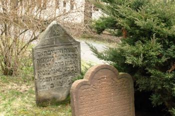 náhrobky barokního typu, přenesené ze zničených hřbitovů ( © Milan Caha 03/2009)