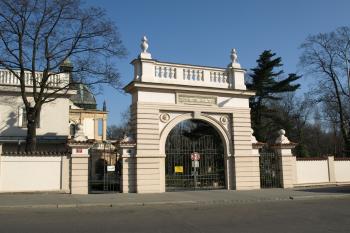 vstup na hřbitov ( © Milan Caha 04/2009)