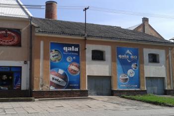 Místo, kde stávala kaple. Povšimněte si propadlého chodníku, šedesát let po demolici. (© Ivo Rozehnal 09/2015)