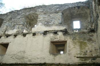 První patro jižního paláce. Veprostřed je jasně patrný prevét v první patře paláce. (© Jaroslav Šefčík, 03/2009)