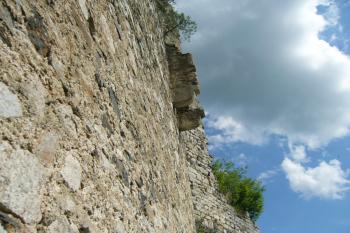 Jižní zeď panského paláce se zbytky prevétu (© Jaroslav Šefčík, 03/2009)