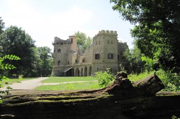 pohled od příjezdové cesty (© Rodochrozit, 07/2010)