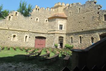 nádvoří hradu (© Rodochrozit, 07/2010)