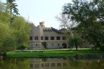 umělá zřícenina hradu Janův hrad (© Vlastislav Mareček, 04/2011)