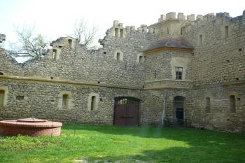 umělá zřícenina hradu Janův hrad (© Vlastislav Mareček, 04/2011)