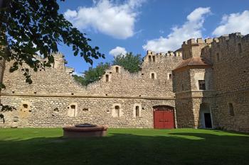vnitřní nádvoří Janohradu (© Jan P. Štěpánek  09/2021)