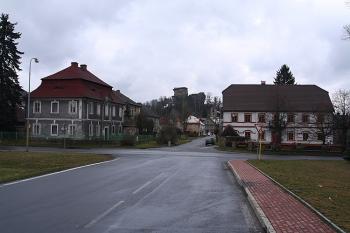 Pohled od kostela ke hradu (© Ivan Grisa, 03/2009)