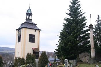 Zvonice a empírový hřbitovní sloup (© Ivan Grisa, 03/2009)