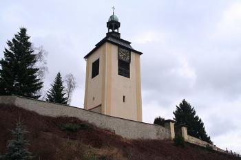 Zvonice se hřbitovní zdí (© Ivan Grisa, 03/2009)