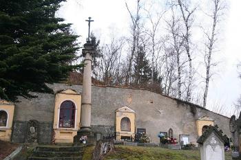 Horní část hřbitova s empírovým sloupem (© Ivan Grisa, 03/2009)