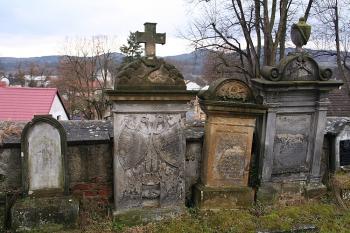 Klasicistní náhrobky z poloviny 19. století u dolní zdi hřbitova (© Ivan Grisa, 03/2009)