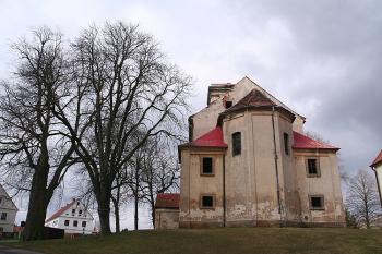 Kostel a památné lípy od východu (© Ivan Grisa, 03/2009)