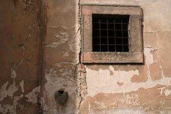 Okno a výlevka ve východní stěně severní sakristie (© Ivan Grisa, 03/2009)