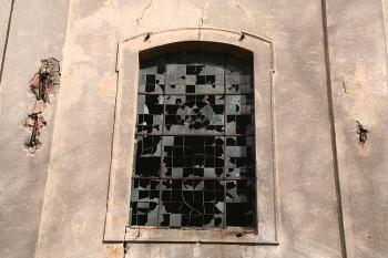 Zbytky vitraje v západním okně jižní stěny (© Ivan Grisa, 03/2009)