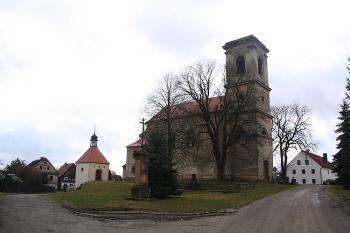 Kostel a kostnice od severozápadu (© Ivan Grisa, 03/2009)