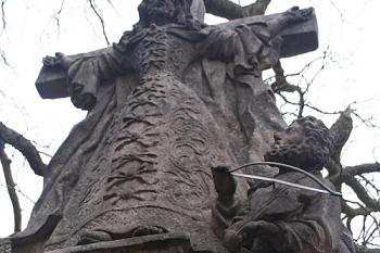 Přední strana sochy (© Ivan Grisa, 03/2009)