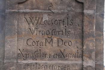 Kryptogram na čelní stěně podstavce (© Ivan Grisa, 03/2009)