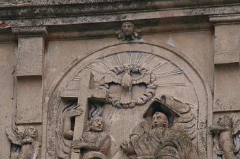 Reliéf Svaté Trojice ve štítě sousedního domu (© Ivan Grisa, 03/2009)